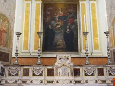 ...ed � sormontato da un�opera seicentesca di Carlo Rosa raffigurante la Madonna col Bambino fra i Santi Benedetto, Scolastica e Mattia
